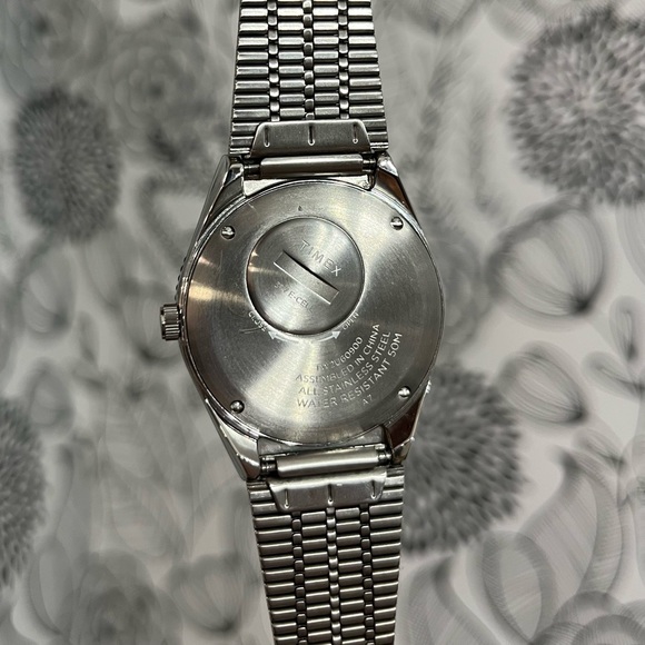 Men’s Timex Q Re-Issue Black/Green Bezel Stainless Steel Quartz Watch 38mm - Picture 6 of 8